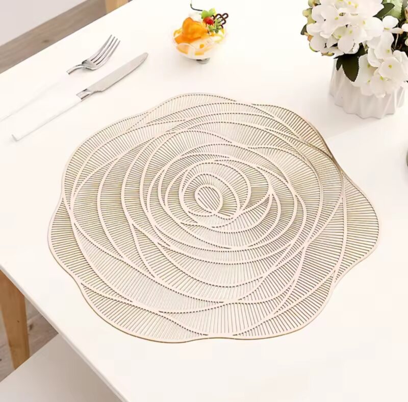 Decorazione sottopiatto. Fiore di Rosa dorati. 38cm