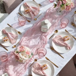 Bicchieri acqua colorati. Rosa cipra